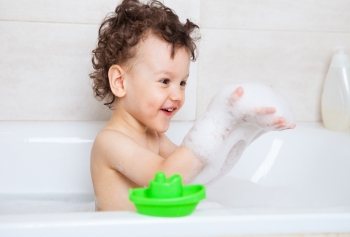 Bebeğin İlk Banyosu: Yeni Ebeveynlerin Bilmesi Gerekenler